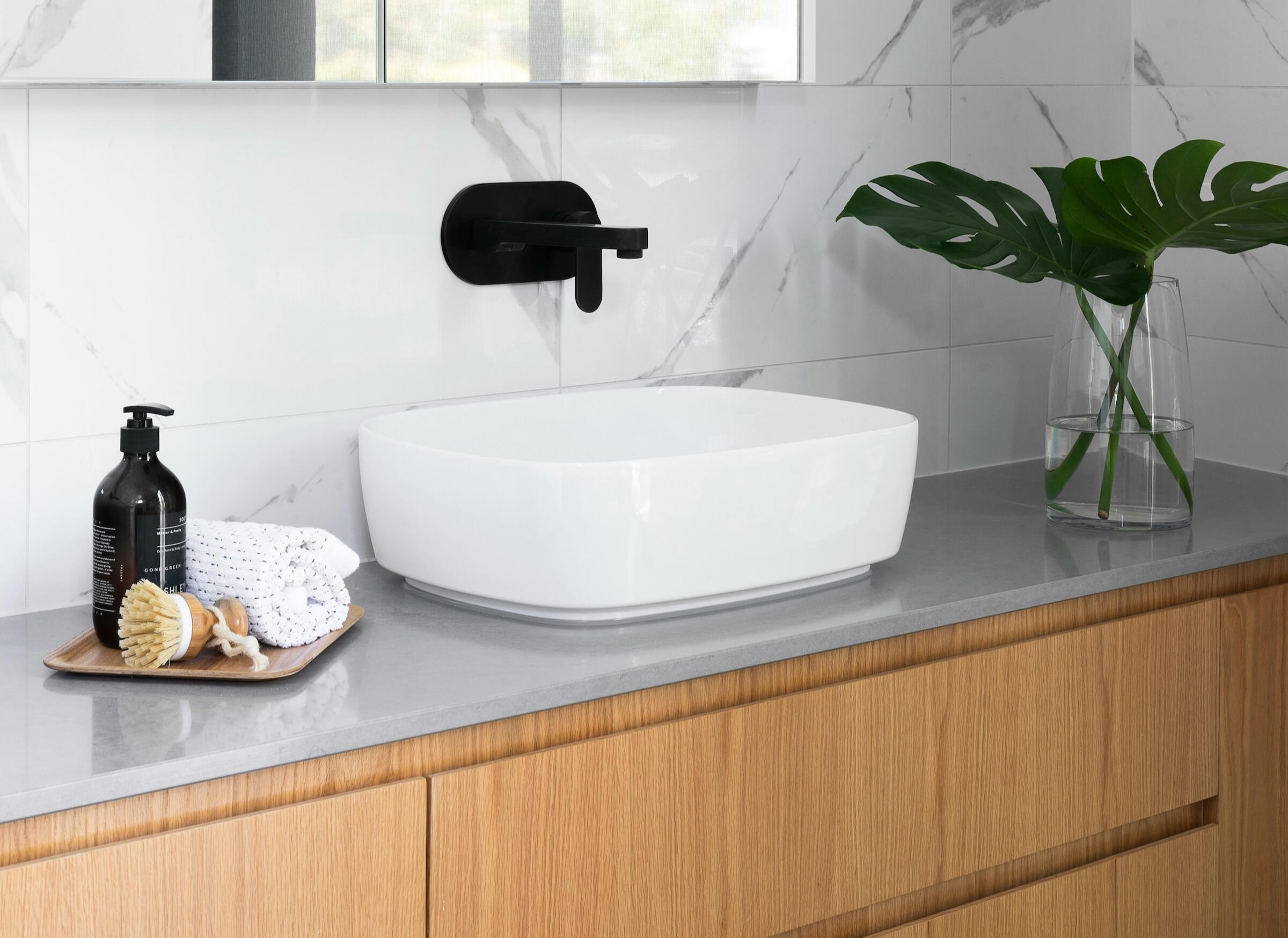 Tu casa y tu están mas conectados de lo que crees. No es capricho, nuestro instinto de supervivencia nos dice que si vivimos en un lugar bonito y en orden estamos a salvo. Por eso, transformar tu casa en ambientes que te inspiren bienestar es elevar tu cal